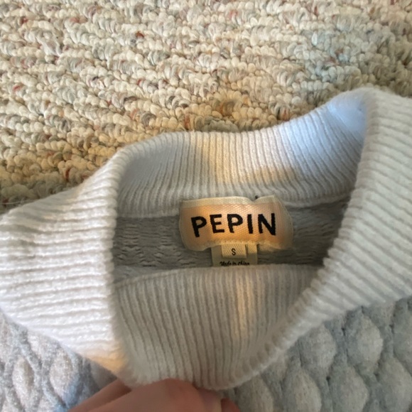 Cute crop sweater 🤍 - Picture 4 of 4